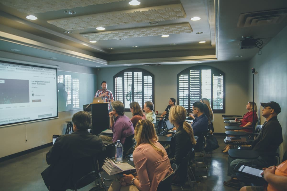 Sala de capacitación con profesionales en una presentación