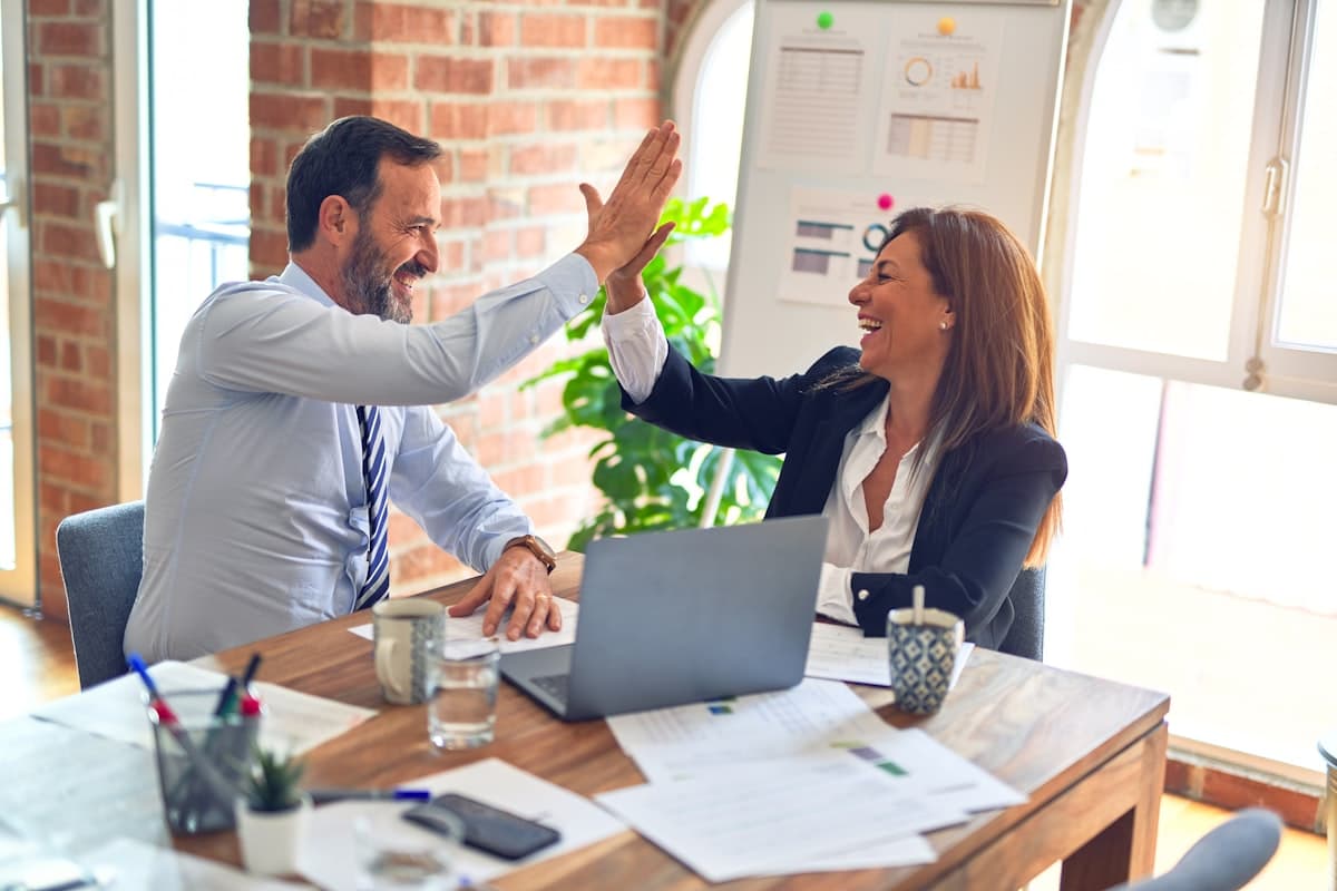 Equipo de profesionales dándose la mano en una reunión de trabajo